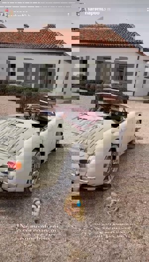 ¿Qué hace María Pombo con un coche clásico?