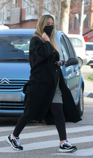 La cantante apostó por la comodidad con maxiabrigo negro