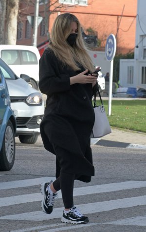 La artista, muy pendiente de su teléfono móvil