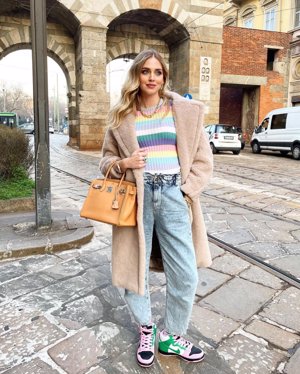 Chiara Ferragni les da un toque sofisticado con su bolso de lujo