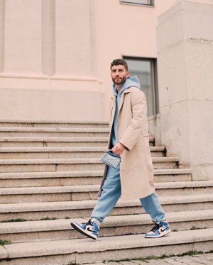 Pelayo combina sus sneackers con un trench