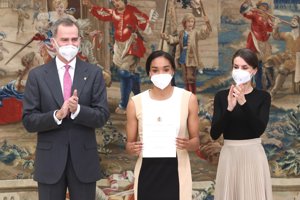 La Reina ha lucido su falda plisada de Massimo Dutti