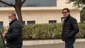 El padre y el hermano del artista a su llegada al tanatorio