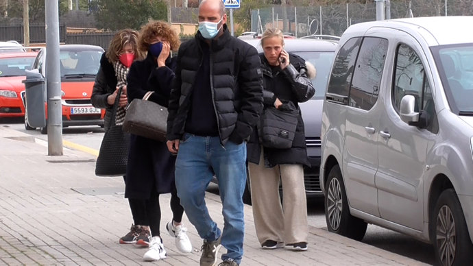 La familia de Álex Casademunt a su llegada al tanatorio