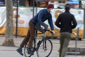 El marido de la Infanta Cristina ha llegado en bicicleta