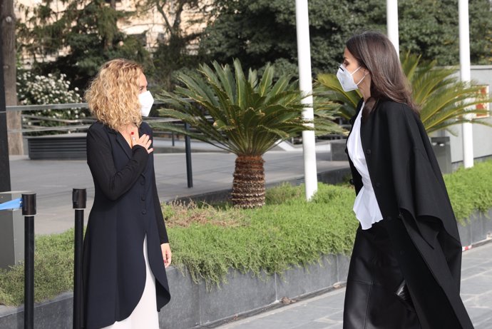 La Reina saluda a Meritxell Batet