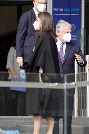 Doña Letizia ha lucido su capa negra de Hugo Boss