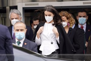 La monarca, con un elegante look en black & white