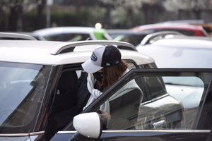 Pillamos a Paula Echevarría en pleno centro con su look más deportivo en la recta final de su embarazo