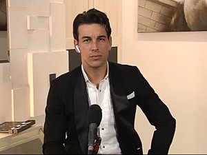 Mario Casas desvela, en la rueda de prensa de los Goya, dónde se encuentra su 'novia'