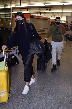Adrián Lastra llega a Madrid   con su novia Clara