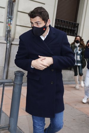 Iker Casillas abandonó solo el restaurante