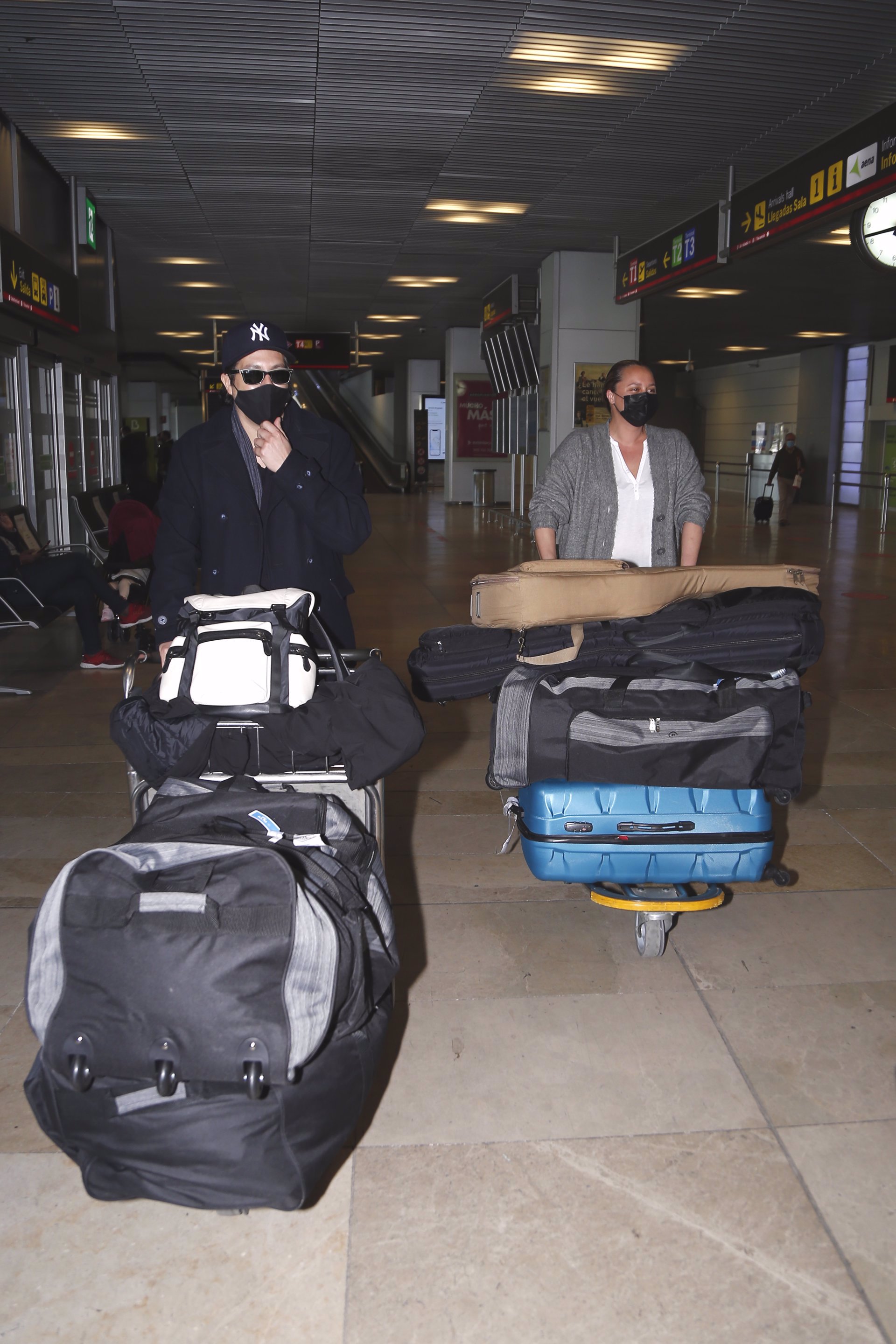 Shaila y Dorio cargados de equipaje