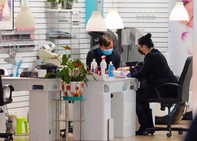 Rosa López haciéndose la manicura