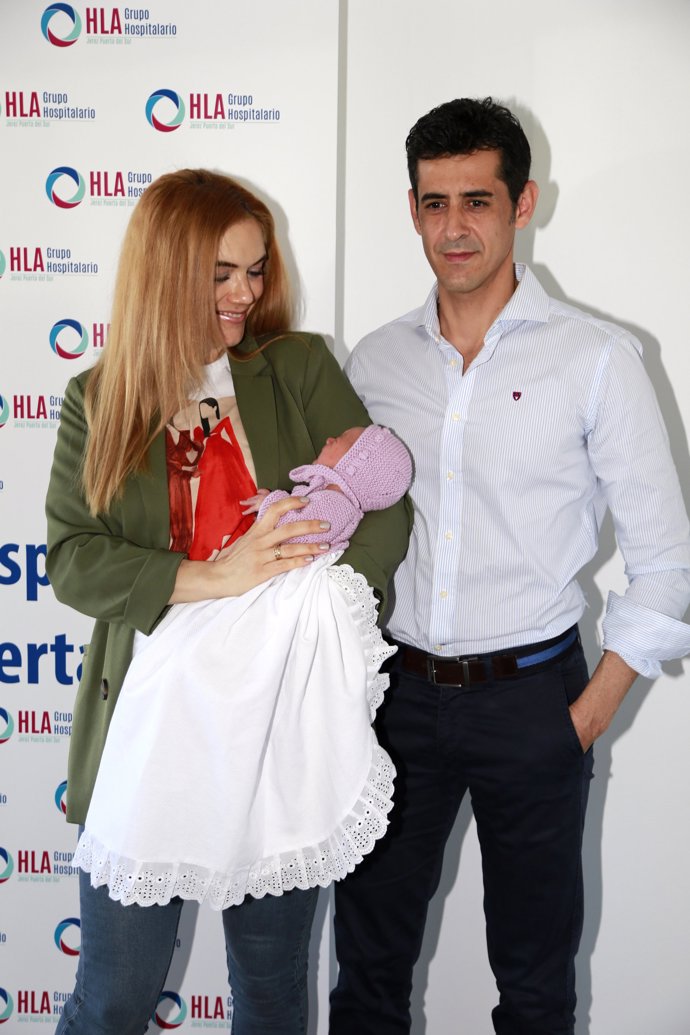 Beatriz Trapote y Víctor Janeiro con su hija Brenda