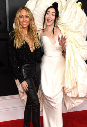 Noah Cyrus con su madre