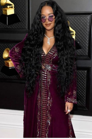 H.E.R, con un look de lo más peculiar