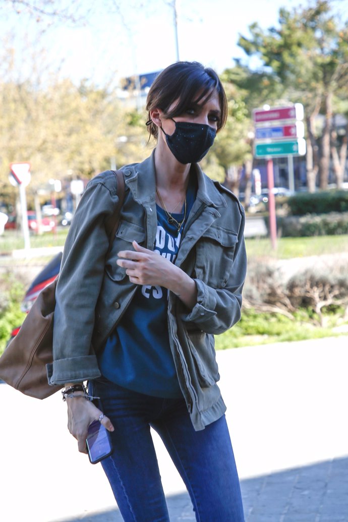 Sara Carbonero entra en un restaurante