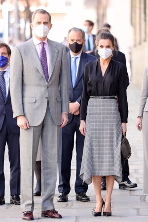 La Reina ha vuelto a lucir su falda fetiche de Massimo Dutti