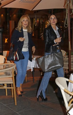 Las socialités disfrutaron de una tranquila velada en una conocida terraza de la capital