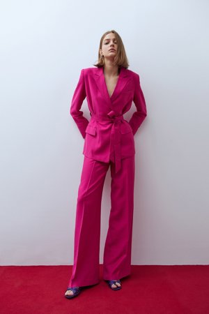 Sfera propone un traje con americana con lazada