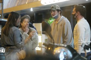 El hijo de la Infanta Elena, con varios amigos