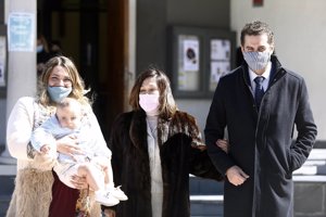 Elena, orgullosa abuela posando con Naele, Adrián y el pequeño Oliver