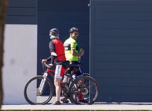 Los amigos salieron a andar en bici juntos