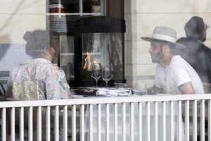 Hiba Abouk y Pelayo Diaz   comieron en una conocida terraza de la capital
