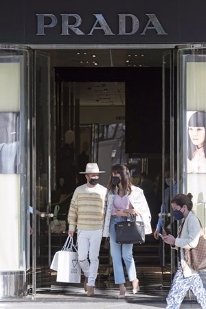 Los amigos salieron de Prada cargados de bolsas