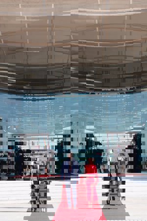 Doña Letizia, muy elegante en color burdeos