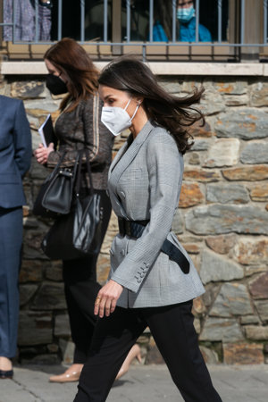 La Reina ha presumido de figura marcando cintura