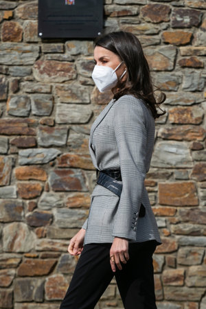 La Reina ha presumido de figura marcando cintura