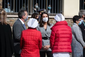 Doña Letizia, muy cercana con los trabajadores del colegio