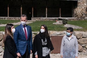 Los Reyes, muy atentos durante su visita a Santa Coloma