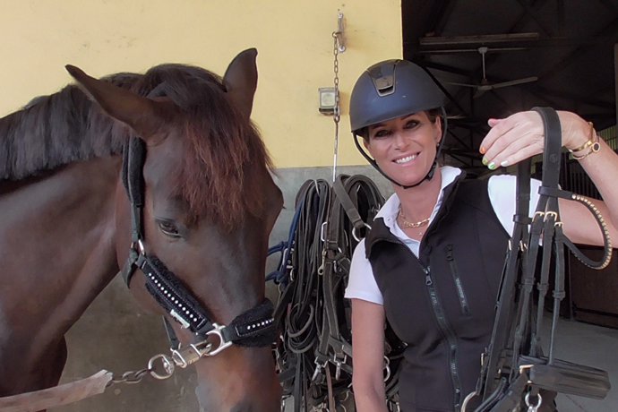 Alejandra Prat con su caballo