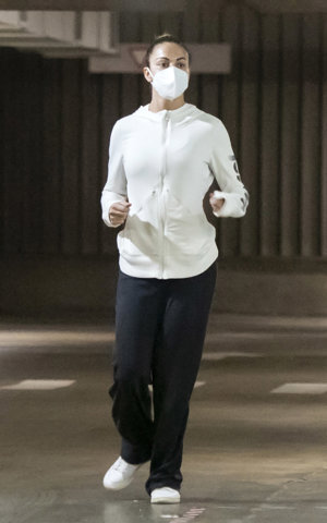 Con ropa deportiva, Lara realizaba algunas compras en un conocidos supermercado.