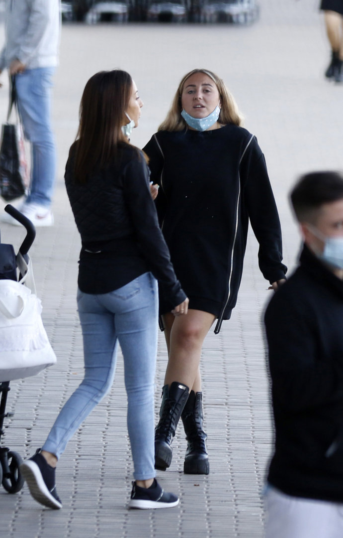 Rocío Flores con una amiga