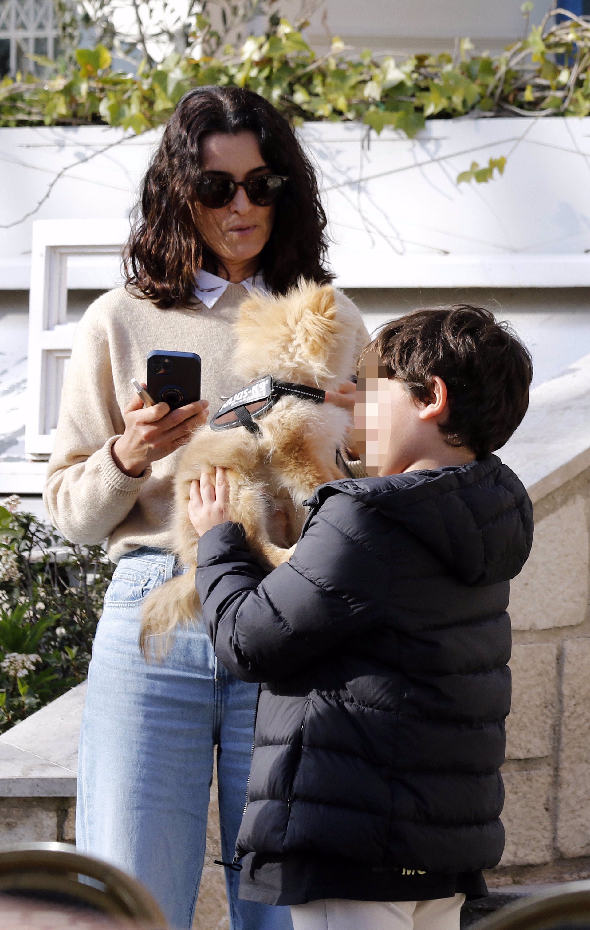 Blanca Romero con su hijo y su perro