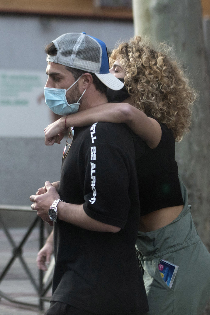 Sheila Casas conn una prueba de embarazo en el bolstillo