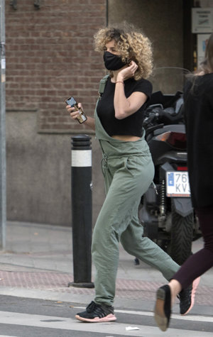 Sheila lució un mono color caqui