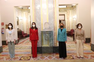 La Reina Letizia, con otras autoridades, en homenaje a Clara Campoamor en el Congreso