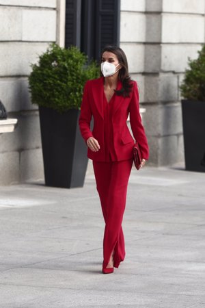 Doña Letizia, con su favorecedor traje rojo de Roberto Torreta