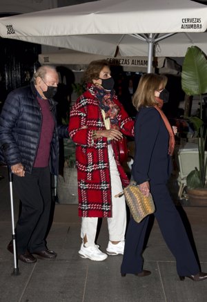 Naty Abascal, con amigos como Tomás Terry, con quienes cenó en la capital