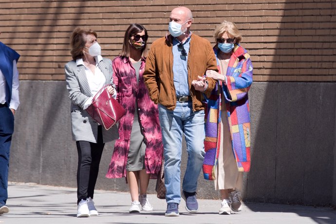 Mila Ximénez, con sus hermanos Manolo y Concha, y su hija Alba