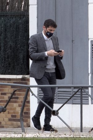 Iker Casillas muy pendiente de su teléfono móvil