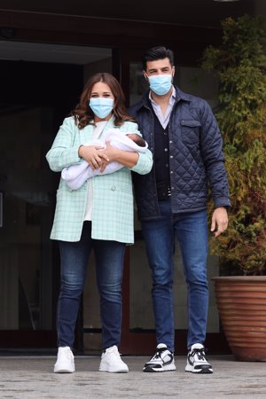 Paula Echevarria y Miguel Torres, felices, han posado para la prensa a su salida del hospital