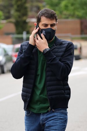 Iker Casillas, hablando por teléfono para evitar nuestras preguntas