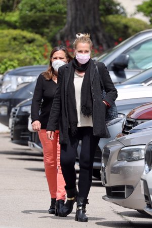 Amalia y Celia García Obregón tras visitar a su madre