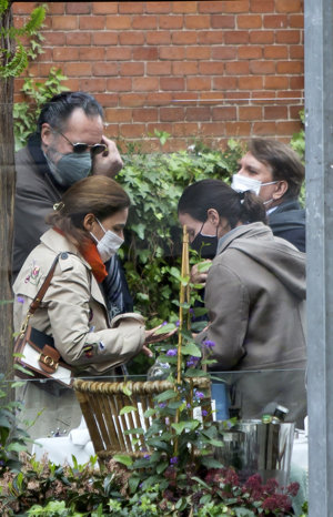 El exmarido de la Infanta Elena e Inés Sastre comieron con amigos en un lujoso restaurante